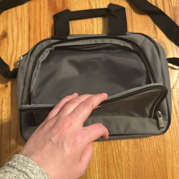 TAG Carry On Computer Duffle Travel Bag Gray Adjustable Strap Lightweight - Picture 4 of 8